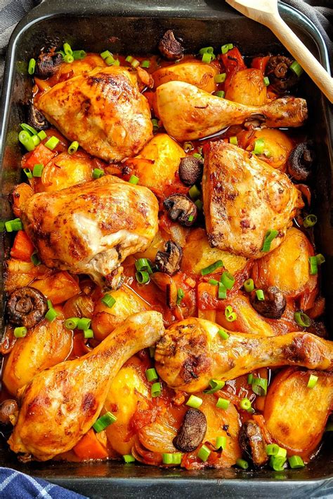 Ofen-Hähnchen mit Kartoffeln und Gemüse in Tomatensoße ist ein tolles
