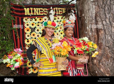 Dos Hermosos Filipina Las Mujeres Visten Ropa Tradicional En Ifugao En