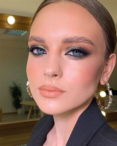 10 Dazzling Makeup Looks For Blue Eyes Stylesrant