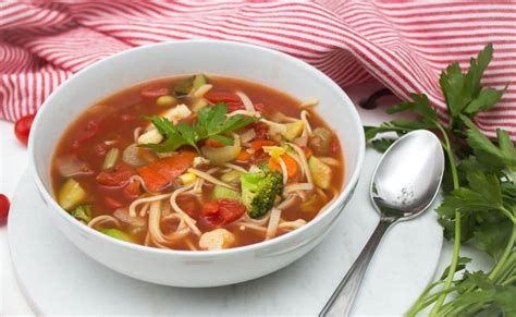 Soupe végétalienne aux nouilles aux légumes