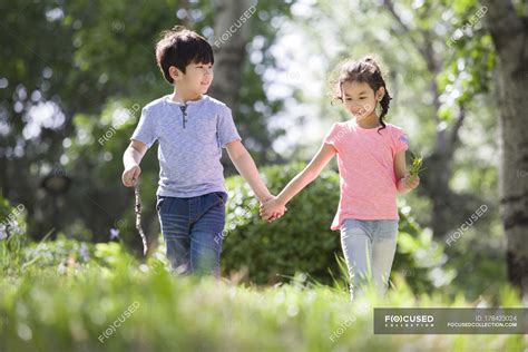 最も好ましい Boy And Girl Holding Hands 308128 Boy And Girl Holding Hands