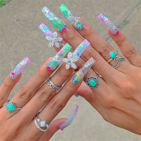 18 Vibrant Designs On Purely Crystal Clear Nails