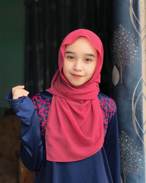 Baju Pink Belacan Tudung Kelabu Serlahkan Gaya Baju Raya Dengan Padanan Warna Hijab Yang Tepat