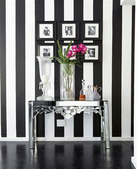 Individuell und inspirierend, überzeugend in optik und haptik. Die schönsten schwarz-weiß Interiors | Gestreifte tapete ...