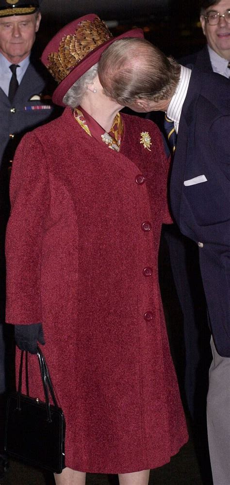Sterline oro regina elisabetta ii dal 1957 ad oggi. Prince Philip kissing Queen Elizabeth April 2000 after ...