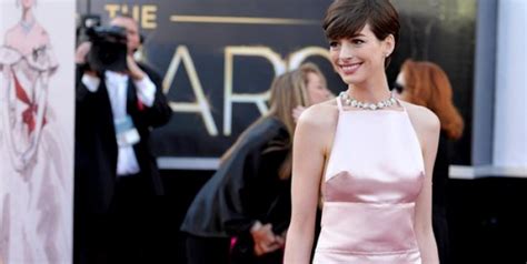 Anne Hathaway Flaunts Side Boob At Oscars Gets Nipple Twitter Handle Hot Image Box