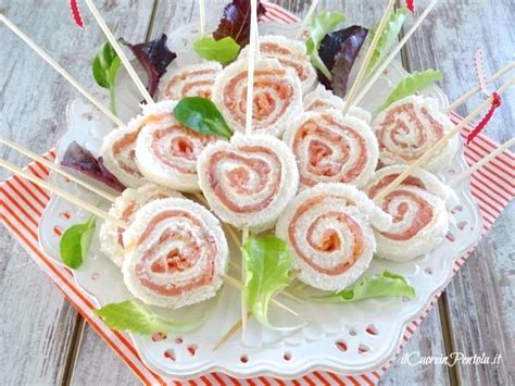 · cannoli di pancarre al forno con mozzarella e pomodoro, ricetta facile, veloce, antipasto, secondo, stuzzichino, idea feste, buffet, involtini in poco tempo. Girelle di pancarrè al salmone - Ricetta Il Cuore in Pentola