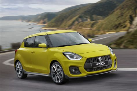 New swift rinnova la sua identità con linee muscolari che ne disegnano il profilo, fari allungati e vetri avvolgenti. Foto - Suzuki Swift: anche la Sport è ibrida