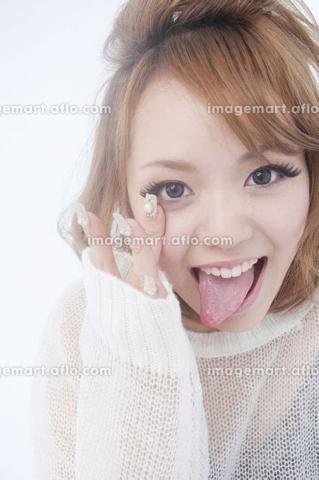 舌を出す女性の写真素材 24023029 イメージマート