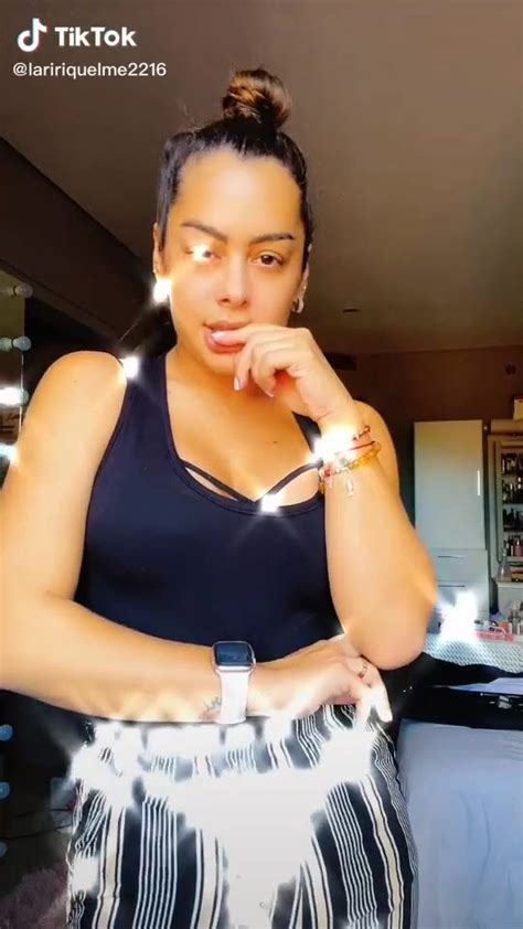 Sexy Larissa Riquelme Shows Cleavage In Black Top