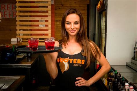 Hooters Girls Waitressing Secrets From Customer Fetishes To Boosting Cleavage Lifestyle