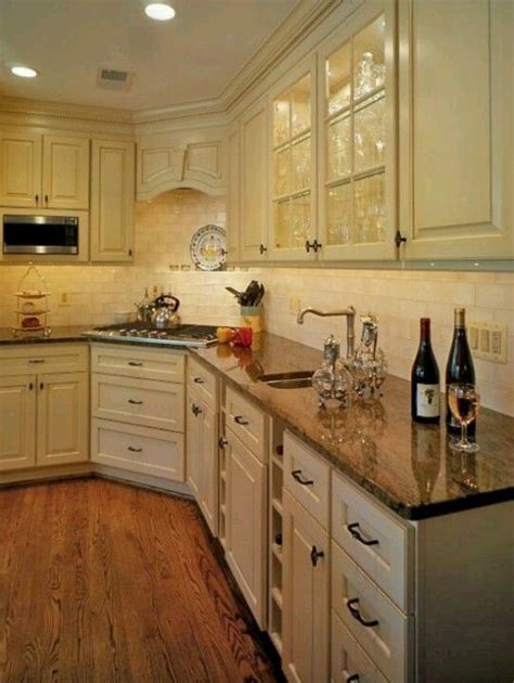 Continue the countertop along the space behind the stove. Corner cooktop | Kitchen design small, Corner stove ...