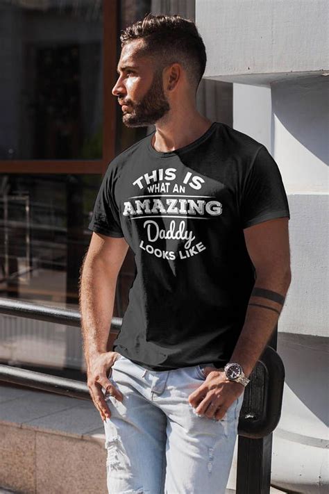 This Is What An Amazing Daddy Looks Like Short Sleeve Men T Shirt Fathers Day T For Daddy