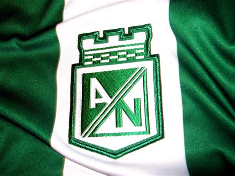 El escudo, aquél que dio a conocer al club de forma internacional, y luego, a comienzos de los años noventas, el escudo padeció una modificación: nacional bocanegra | Antena 2