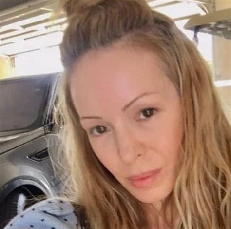 In 1997, jassy married elana rochelle caplan, a fashion designer for eddie bauer and graduate of the philadelphia college of textiles and science, at the loews santa monica beach hotel.4. Deven Davis Top Facts About Jonathan Davis' Wife (Bio, Wiki)