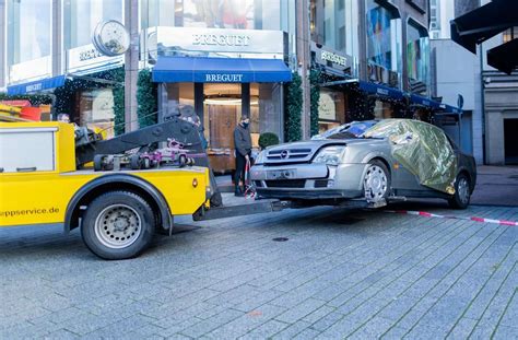 0,16 km filiale hat geöffnet. Spektakulärer Raub in Düsseldorf: Uhren in Serbien ...