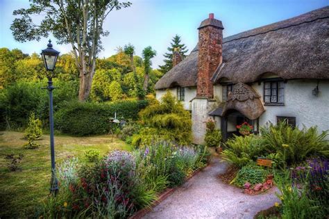 18 Quaint Cottage Garden Designs Bursting With Color Garden Lovers