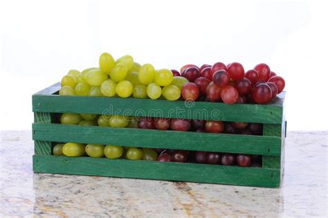 Uvas Vermelhas E Verdes Na Caixa De Madeira Foto De Stock Imagem De