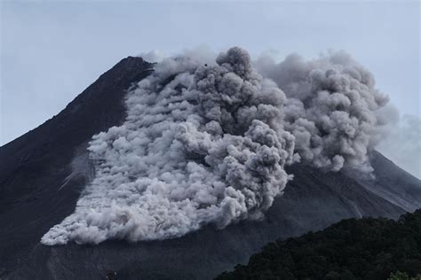 inalillahi gunung merapi erupsi sebanyak 36 kali relawan mdmc muhammadiyah bersiaga di pos