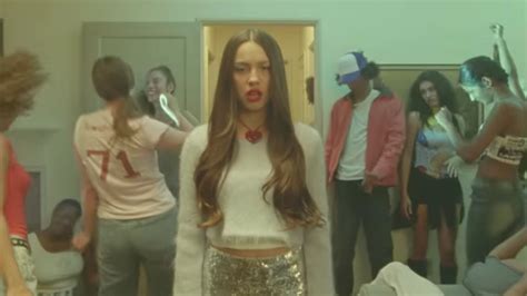 El nuevo videoclip de Olivia Rodrigo se inspira en dos películas icónicas de los Red