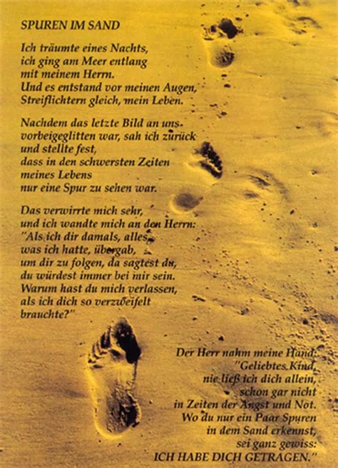 Vor dem dunklen nachthimmel erstrahlten, streiflichtern gleich footprints in the sand. The Next 15000 Days: Spuren im Sand
