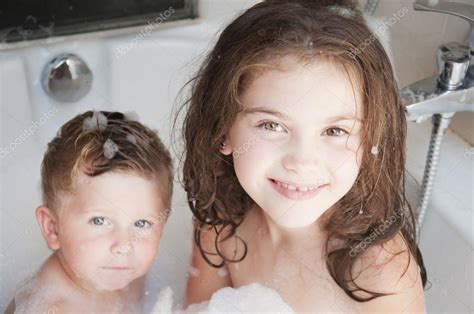 Брат и сестра принимают ванну с пеной стоковое фото ©alekso94 36403705