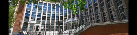 El acceso por la c/ peñascales nº2 (entrada de ambulancias, sillas de bebés y sillas eléctricas) está habilitado para suprimir barreras arquitectónicas. Centro de Especialidades Periférico Hermanos García ...