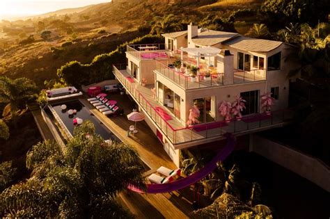 You Can Now Stay In Barbies Malibu Dreamhouse Barbie Maison De Rêve Maison Barbie Malibu