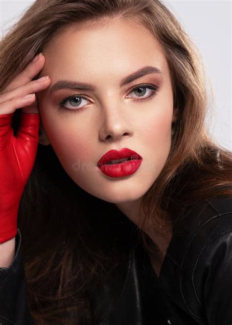 Porträtt Av Vacker Ung Kvinna Med Smart Makeup Vacker Brunett Med Ljust Rödläppstift På Läpparna