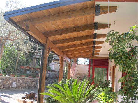 Una tettoia potrebbe essere realizzata per proteggere l'ingresso di casa, per creare una copertura per l'automobile, per proteggere il fieno o attrezzature agricole in caso di costruzione in campagna. Tettoie in legno, Pino Costruzioni Group srls Casal Velino ...