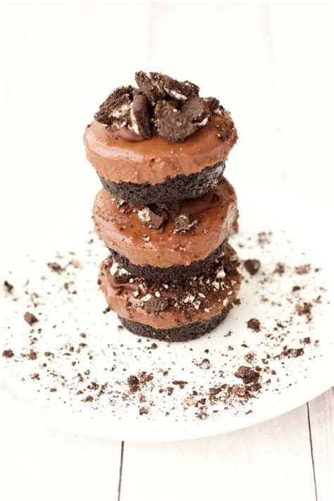 Mini chocolate cheesecakes are the perfect size dessert for any chocolate lover. Mini Vegan Chocolate Oreo Cheesecakes - Loving It Vegan