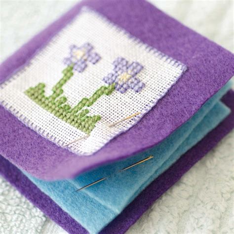 Access needlework patterns to download and you can check your pattern wherever you go. *free pattern- 'Flower Needle Case' A sweet needle case ...