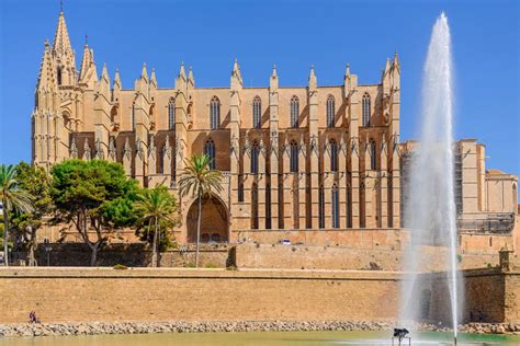 Am abend landen wir im regnerischen palma de mallorca. BILDER: Kathedrale La Seu in Palma de Mallorca, Spanien ...