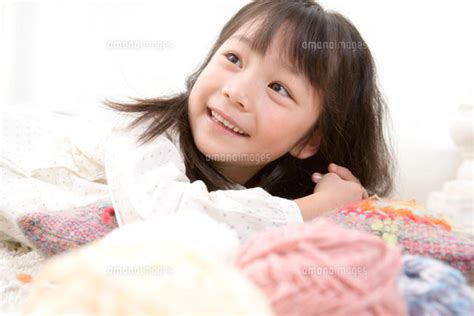 5歳の女の子の笑顔 10161007847 ｜ 写真素材・ストックフォト・画像・イラスト素材｜アマナイメージズ