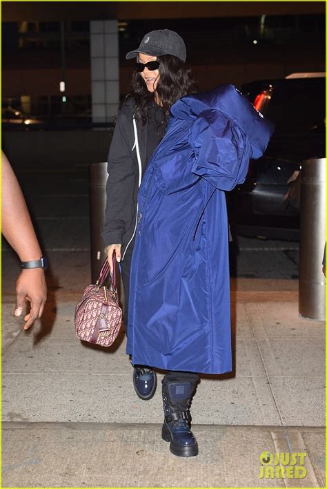 Rihanna Carries Her Big Blue Coat Through Jfk Airport Photo 3960271