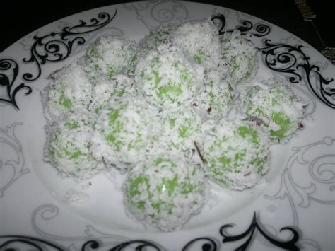 Jika selama ini acuannya adalah menggunakan batang buluh, tapi menerusi perkongsian azila abdullah, cara yang lebih mudah menggunakan acuan kuih lompang. Kuih Buah Melaka | Mama Mia