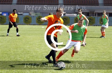 De markante amsterdammer kon niet alleen goed overweg met voetballen, lastige vragen en microfoons, maar had ook het autohart op de juiste plek zitten. Fotoarchief Peter Smulders BV