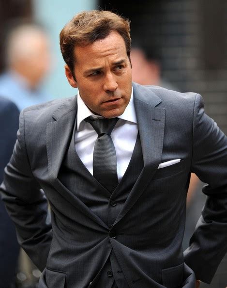 Get The Ari Gold Hollywood Power Agent Look