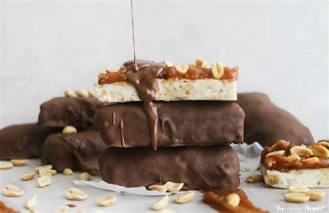 Vegan and gluten free, these healthy snickers bars will satisfy any sweet tooth! Healthy snickers bars recipe | The Little Blog Of Vegan