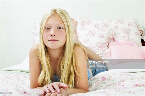 Preteen Girl Laying On Bed Foto De Stock Getty Images