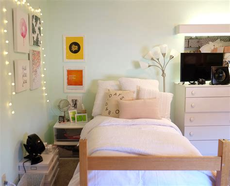 Such A Cozy And Pretty Dorm Room Dorm Room Designs Pretty Dorm Room