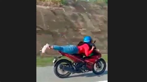 It is about madi, a dispatch boy who shows off his motorbike skills by racing at night. (Video) Viral Minah Rempit gets arrested