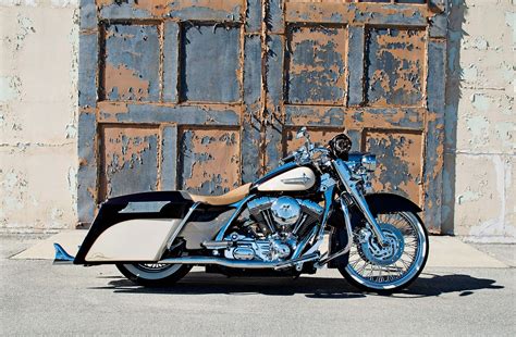 We believe nothing can harm us and the cost of looking cool has no limitations. 2002 Harley Davidson Road King - El Rey - Lowrider