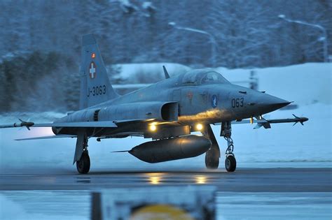 Jede uhr wird auf der rückseite einzeln nummeriert. Links www.powerplanes.ch