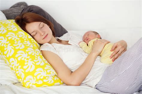 La Madre Puso A Su Hija Para Dormir Interior Cuidado Del Concepto