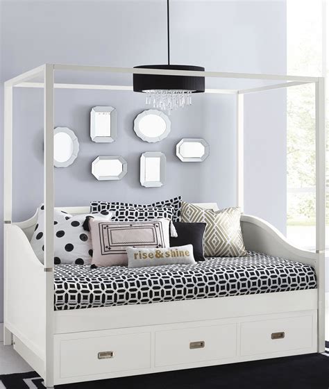 Give your child the ultimate room with our selection of kids' & toddler beds. Tinley Park Soft White Full Canopy Daybed With Trundle from NE Kids | Coleman Furniture