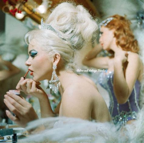 Vegas Showgirls Backstage 1960s In 2019 Vegas Showgirl Vintage