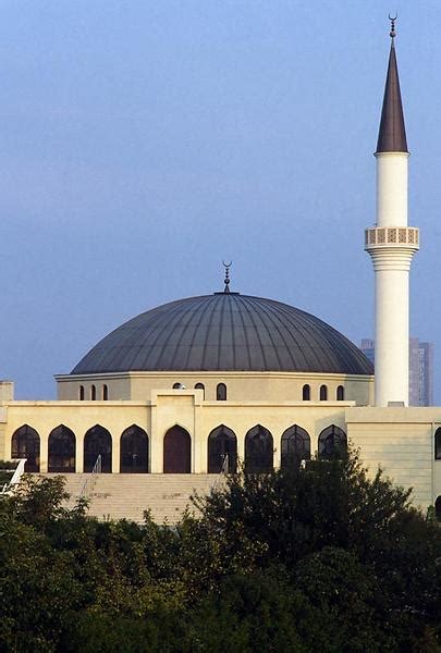 The minaret, also known as the turkish tower is a building constructed on the axis of the chateau. Islamisches Zentrum - Moschee und Minarett | Wien | Bilder ...