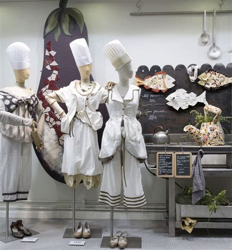 "Que devons-nous faire pour le diner ce soir......poissons?", (what