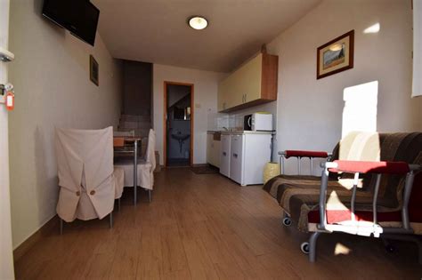 Das erdgeschoss besteht aus küche, wohnzimmer und bad. Insel Krk, Kvarner Bucht: Stadthaus mit Terrasse